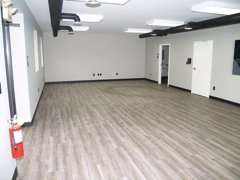 More Photos Of 727 E Turkeyfoot Lake, Akron Light Distribution For Lease