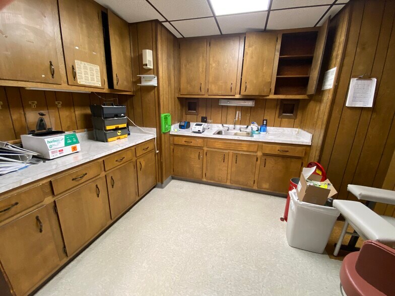 More Photos Of 404 W Rolla Rd, Salem Office For Sale