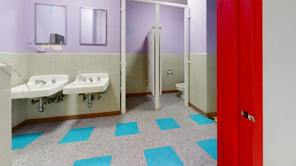 More Photos Of 6010 47th Ave, Woodside Specialty For Lease