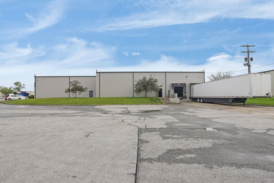More Photos Of 2495 Creekway Dr, Columbus Warehouse For Lease