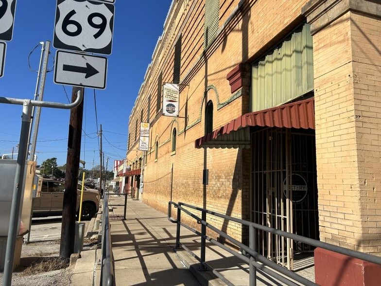 More Photos Of 100 N Main St, Lindale General Retail For Sale
