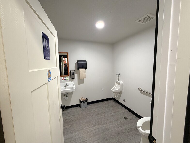 More Photos Of 309 Barclay Ave, Pine River Office For Sale