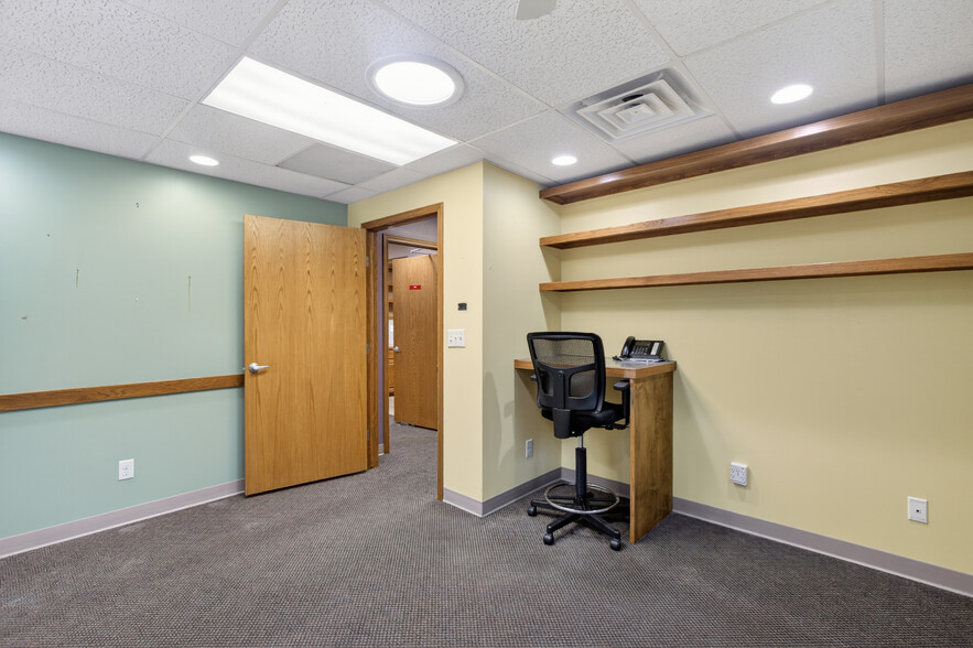 More Photos Of 133 N Glendale St, Wichita Office For Sale