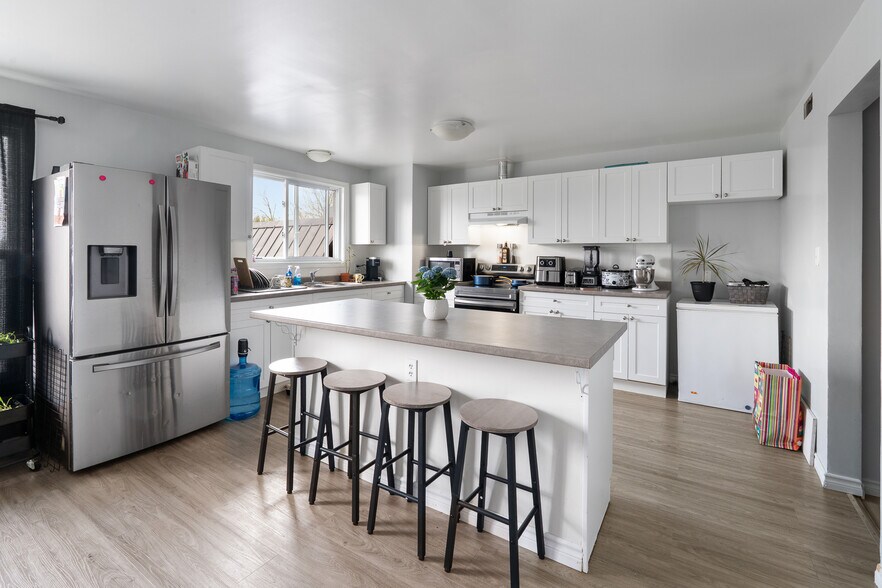 More Photos Of 2024 Dufferin Av, Wallaceburg Apartments For Sale