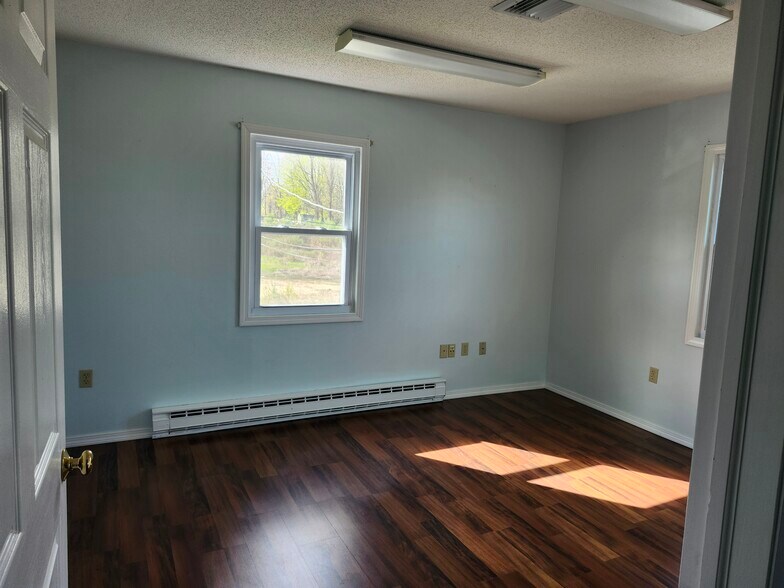 More Photos Of 16 Rae Palmer Rd, Moodus Medical For Sale