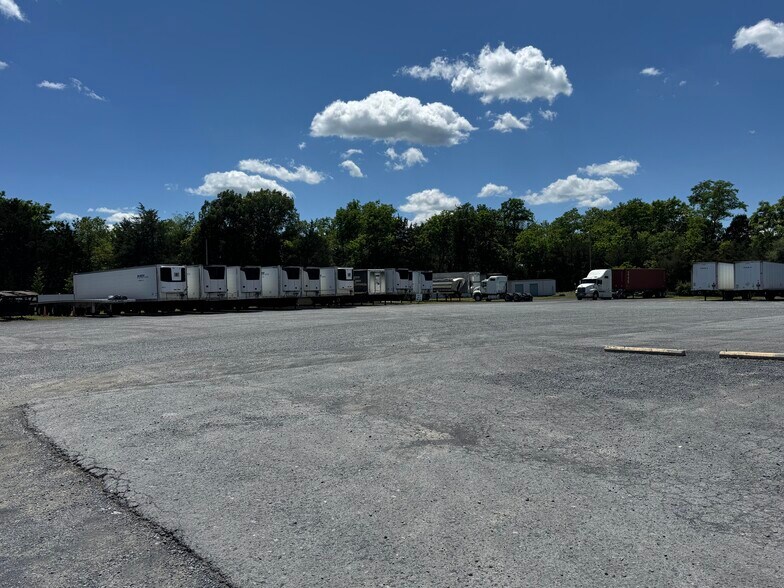 More Photos Of 140 Storage Solutions Ln, White Post Warehouse For Lease
