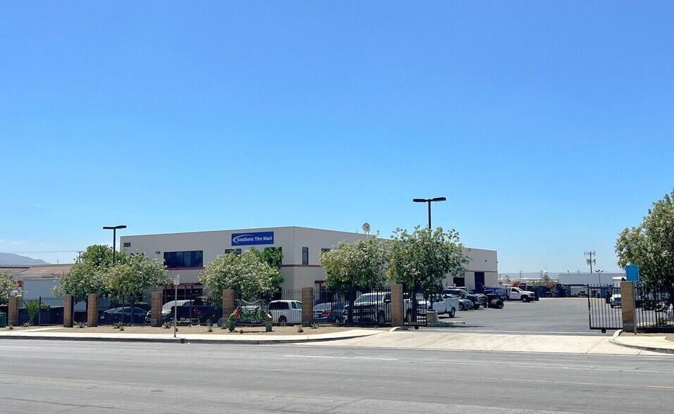 More Photos Of 205 W Slover Ave, Bloomington Warehouse For Lease