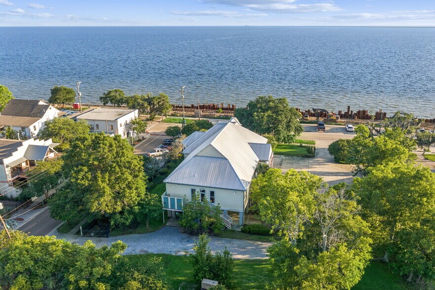 More Photos Of 2001 Lakeshore Dr, Mandeville Office For Sale