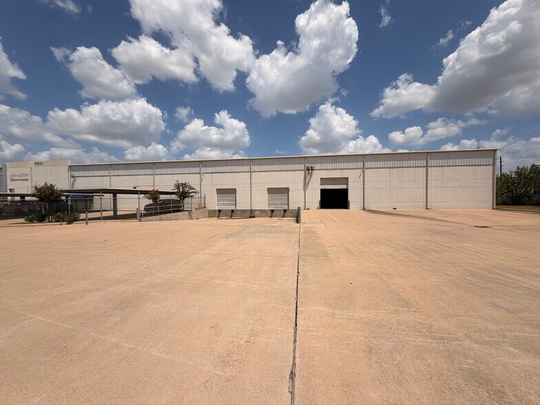 More Photos Of 10839 Train Ct, Houston Distribution For Lease