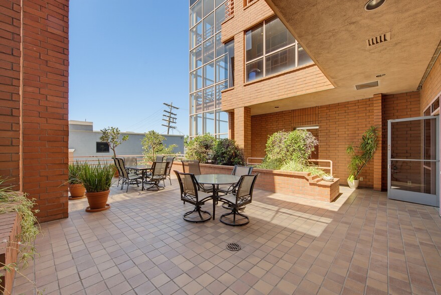 More Photos Of 10495 Santa Monica Blvd, Los Angeles Office For Sale