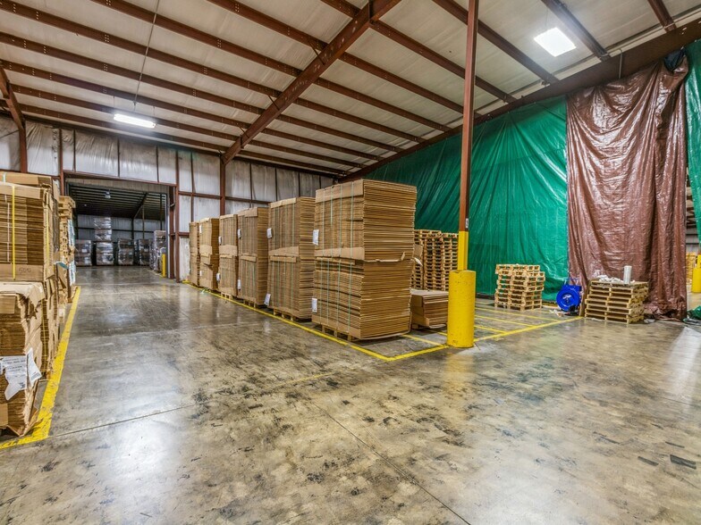 More Photos Of 11261 US Highway 69, Story City Warehouse For Lease