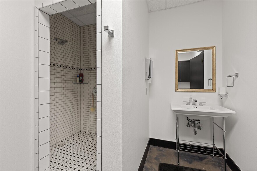 More Photos Of 501 N 3rd St, Longview Office For Sale