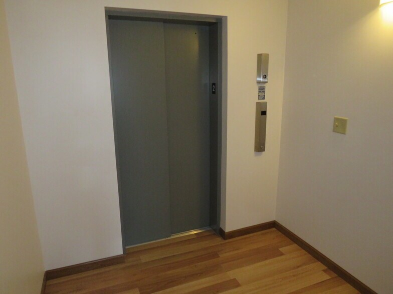 More Photos Of 2585 E Division St, Diamond Storefront Retail Office For Sale