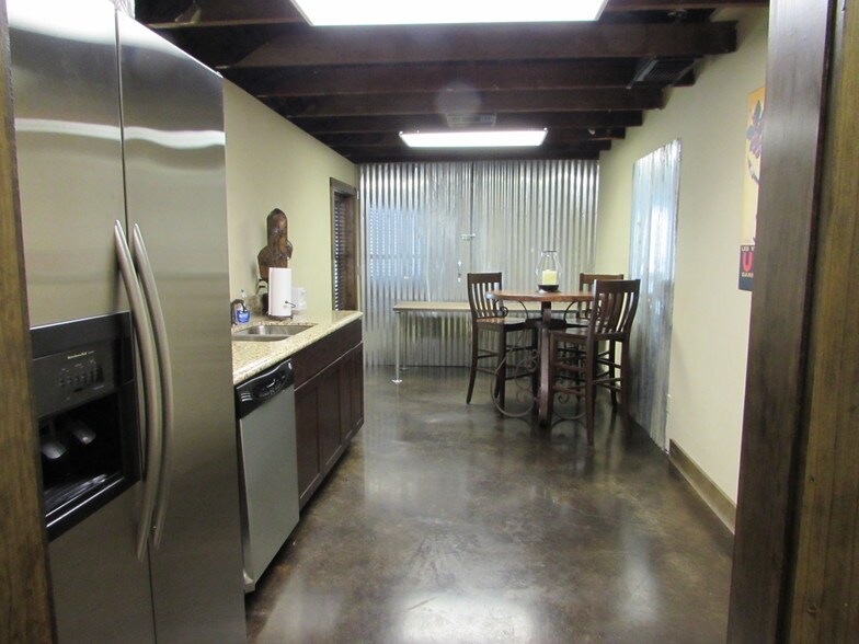 More Photos Of 621 N Main St, Grapevine Office For Sale