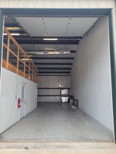 More Photos Of 4819 R O Dr, Spicewood Warehouse For Lease