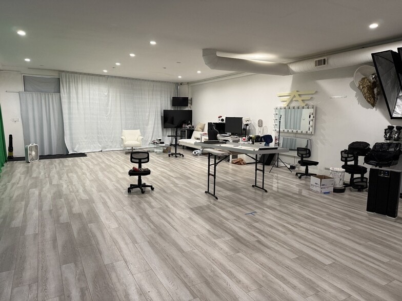 More Photos Of 1610 W Magnolia Blvd, Burbank Storefront For Sale