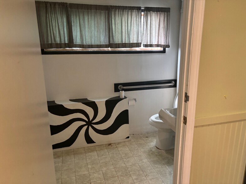 More Photos Of 15350 NE Sandy Blvd, Portland Office Residential For Sale