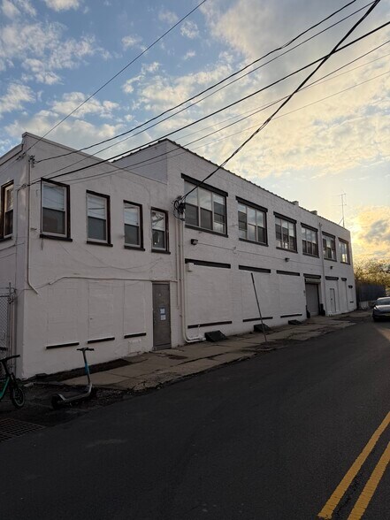 More Photos Of 60 Dickerson St, Newark Light Manufacturing For Lease