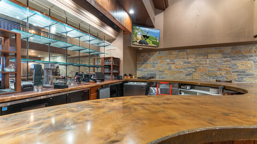 More Photos Of 4466 Horseshoe Bend Pky, Village Of Four Seasons General Retail For Sale