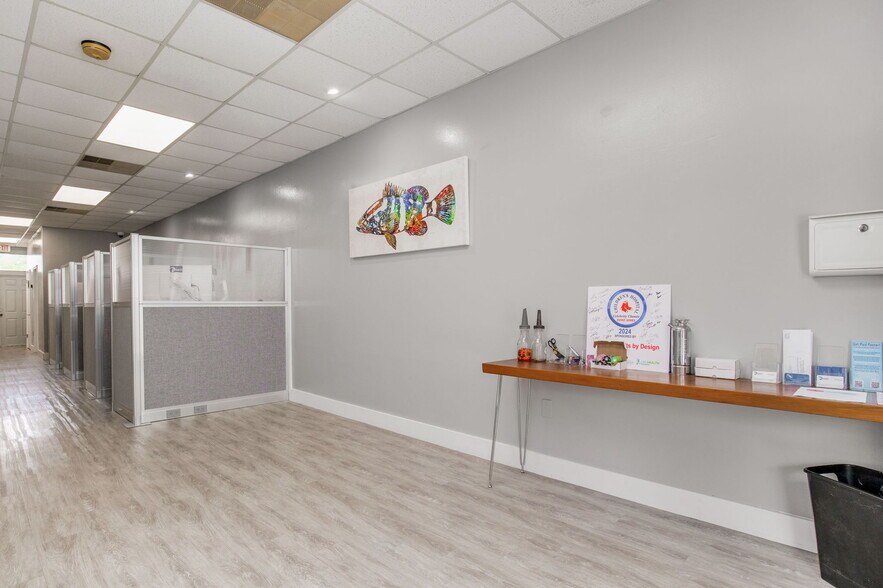 More Photos Of 913 Gulf Breeze Pky, Gulf Breeze Storefront Retail Office For Sale