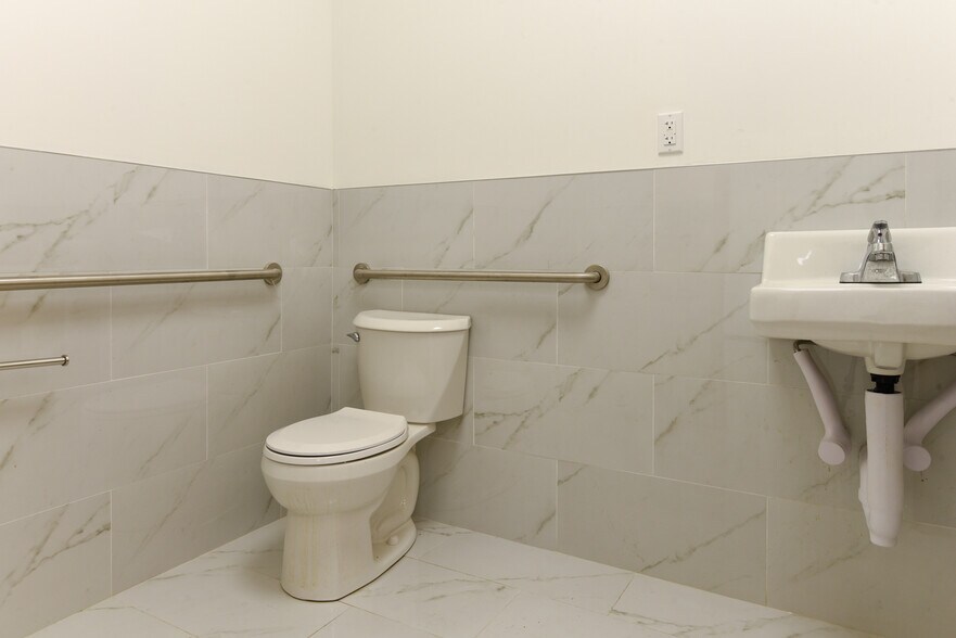 More Photos Of 92 Norman Ave, Brooklyn Storefront Retail Office For Lease