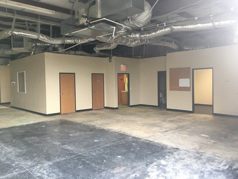 More Photos Of 1427 Fretz Dr, Edmond Showroom For Lease