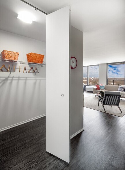 More Photos Of 4334 N Hazel St, Chicago Apartments For Lease