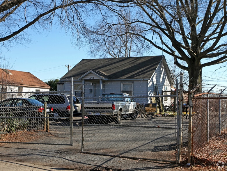 More Photos Of 608 Rountree Rd, Charlotte Office For Lease