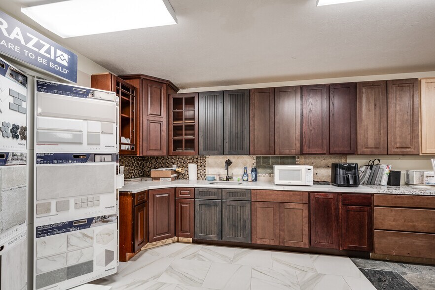 More Photos Of 14310 US-190, Onalaska General Retail For Sale