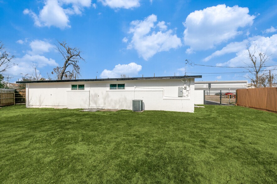 More Photos Of 1414 Forest Ln, Garland Office For Lease