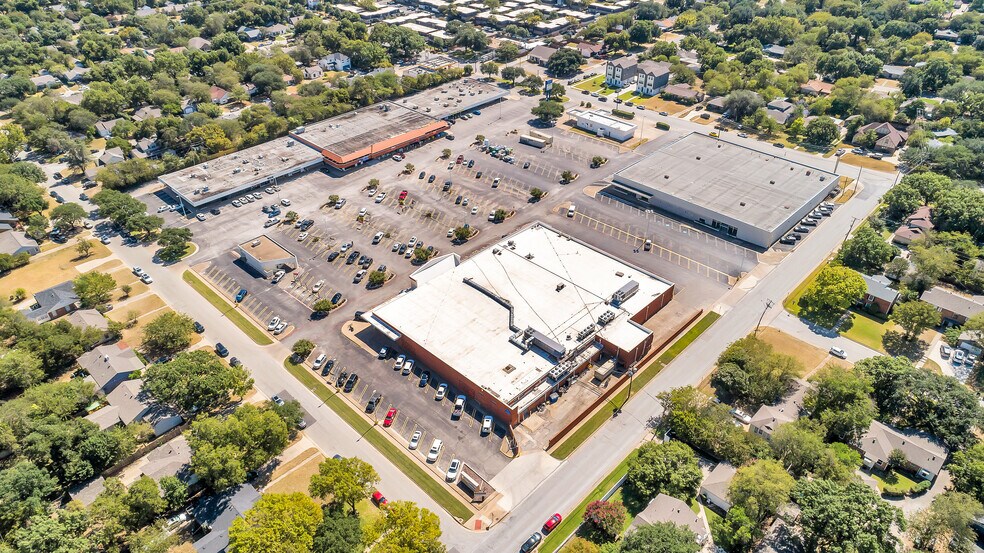 More Photos Of 3511-3563 S Hills Ave, Fort Worth Unknown For Lease