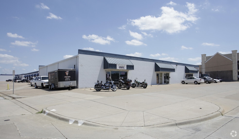 Primary Photo Of 7723-7729 Maplewood Ave, North Richland Hills Light Distribution For Lease