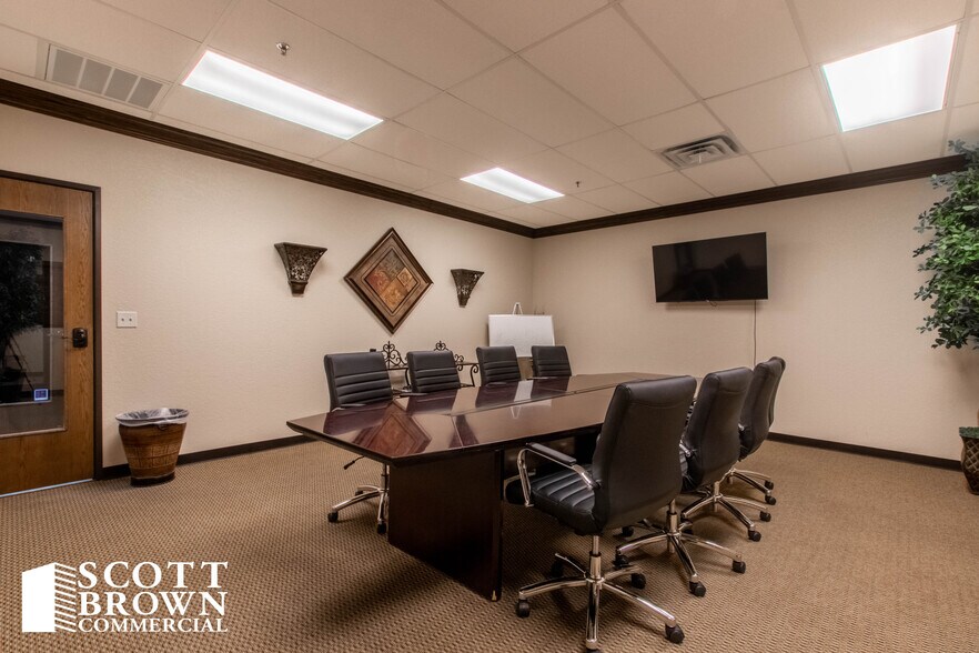 More Photos Of 721-725 S Interstate 35, Denton Office For Lease