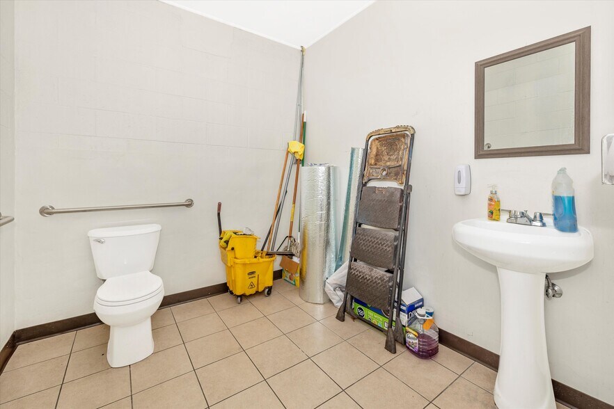 More Photos Of 9827 Hansonville Rd, Frederick Auto Repair For Sale