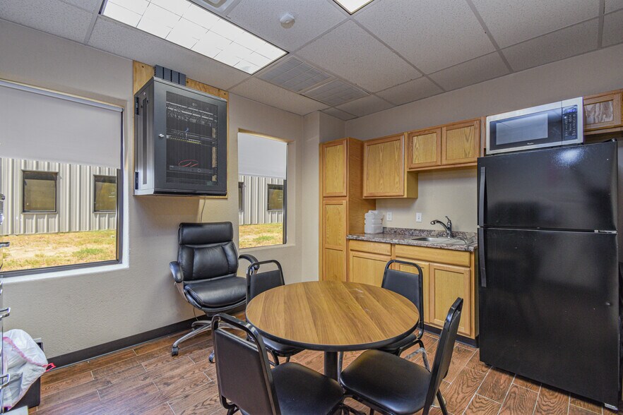 More Photos Of 315 Industrial Park Blvd, Willis Light Manufacturing For Sale