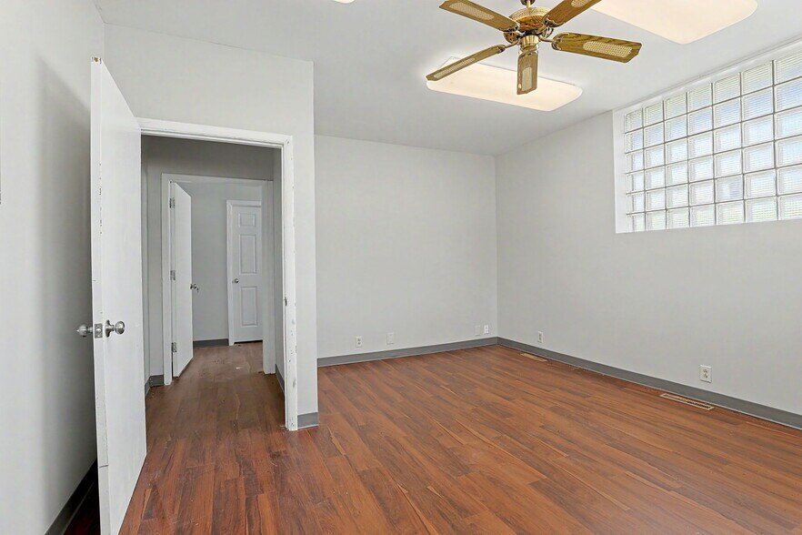 More Photos Of 1601 N State St, Augusta Office For Sale