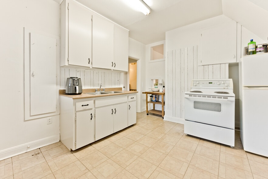 More Photos Of 127 Rue Queen, Sherbrooke Office Residential For Sale