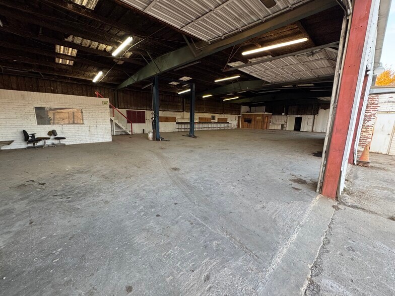 More Photos Of 28677 Amah Pkwy, Claremore Manufacturing For Lease