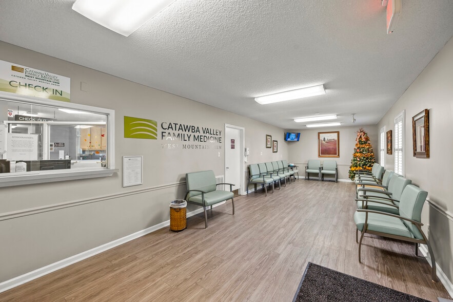 More Photos Of 1940 Briarwood Dr, Hickory Medical For Sale