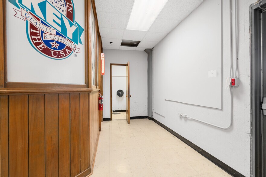 More Photos Of 713 E Austin Blvd, Nevada Warehouse For Lease