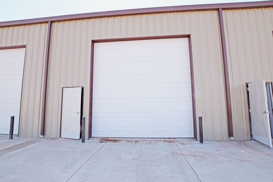 More Photos Of 801 S Pagewood Ave, Odessa Showroom For Lease