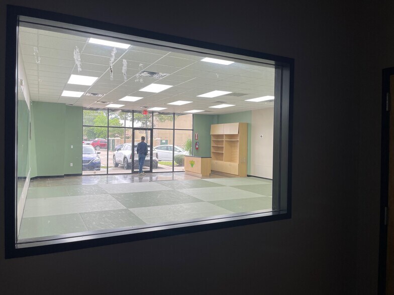 More Photos Of 13107-13141 W Lake Houston Pky, Houston Unknown For Lease