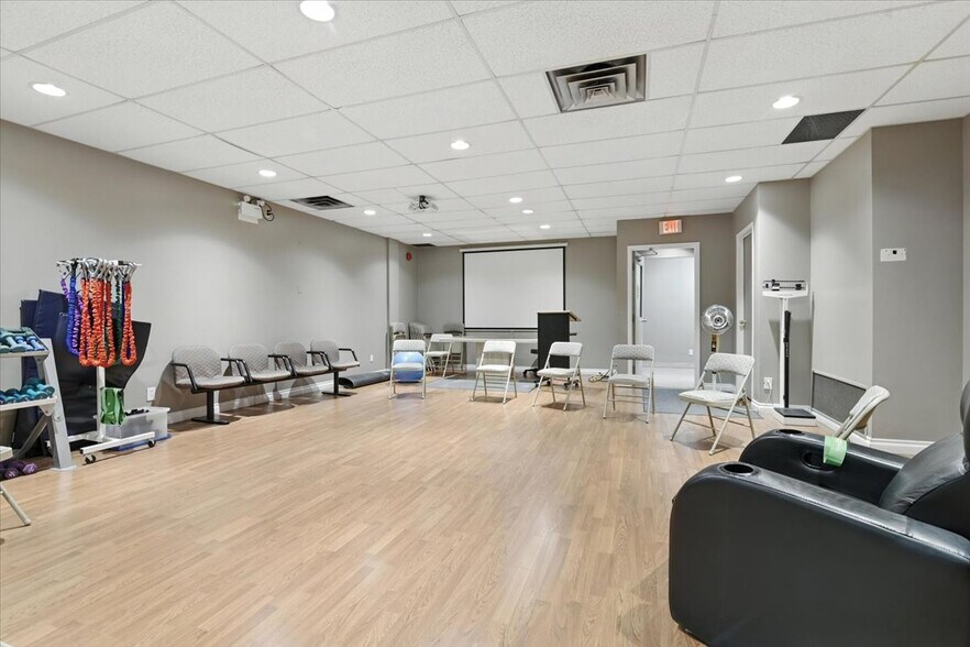 More Photos Of 372 King St, Oshawa Medical For Lease