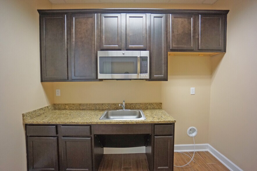 More Photos Of 12440 Emily Ct, Sugar Land Office For Lease