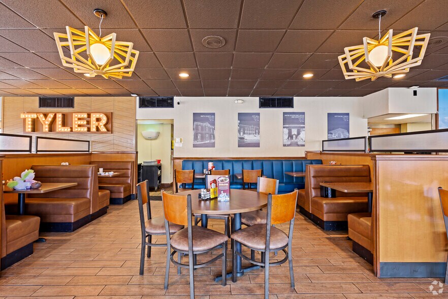 More Photos Of 3422 W Gentry Pkwy, Tyler Restaurant For Lease
