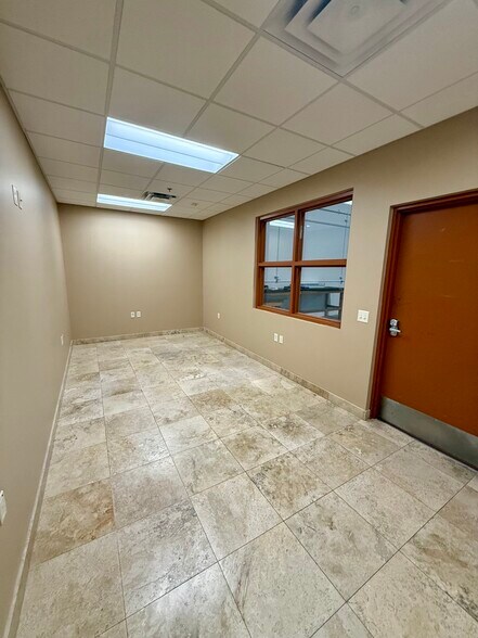 More Photos Of 1825 W Knudsen Dr, Phoenix Airplane Hangar For Lease