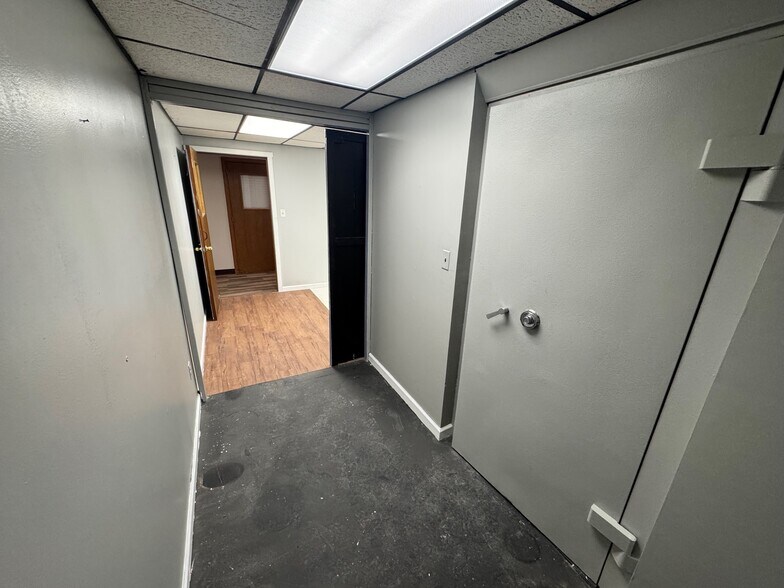 More Photos Of 132 Main St, Southington Bank For Lease