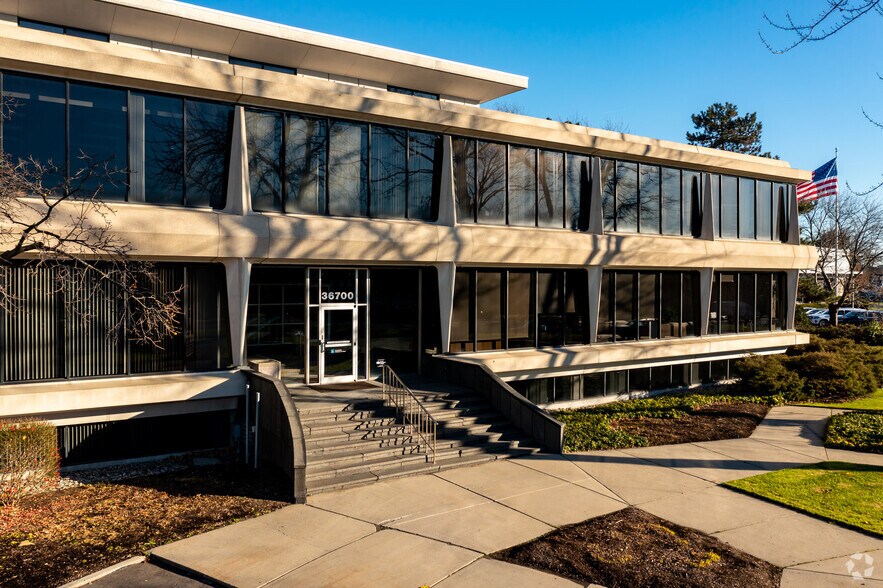 More Photos Of 36700 Woodward Ave, Bloomfield Hills Office For Lease