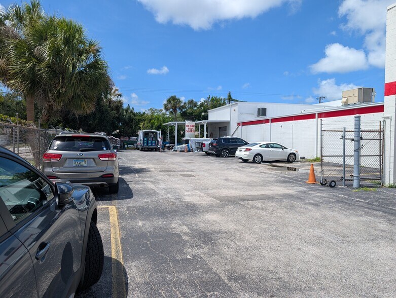 More Photos Of 3170 Bee Ridge Rd, Sarasota Freestanding For Sale