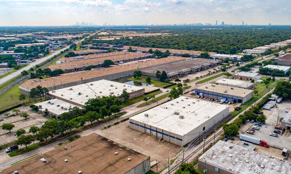 More Photos Of 4949 Blalock Rd, Houston Warehouse For Lease
